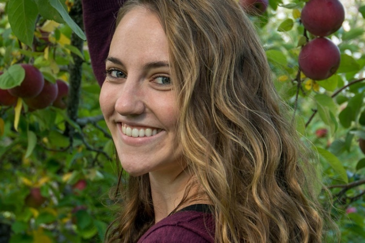 Portrait of NEW HAMPSHIRE: Grad student developing new tools to manage devastating apple disease